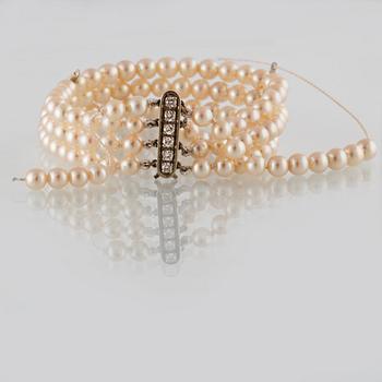 ARMBAND, odlade saltvattenspärlor med lås i 18K vitguld med 6 briljantslipade diamanter ca 0.30 ct.