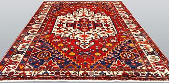 A Bakhtiari carpet, approx. 318 x 223 cm.