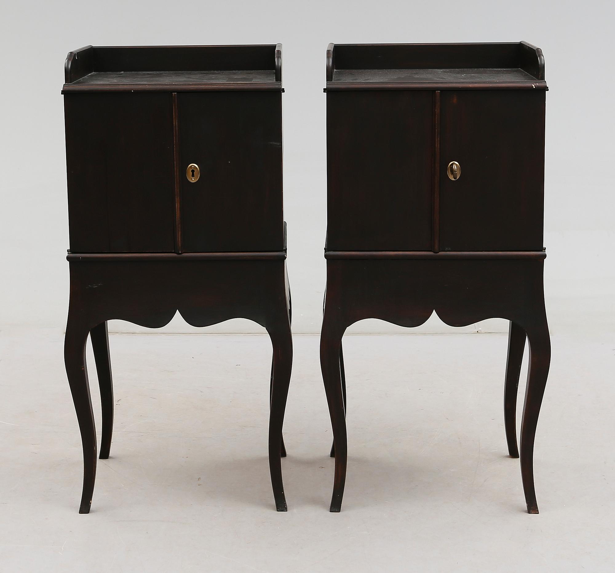 SÄNGBORD, 1 par, rokokostil, för Nationalmuseum, 1900-talets andra hälft.