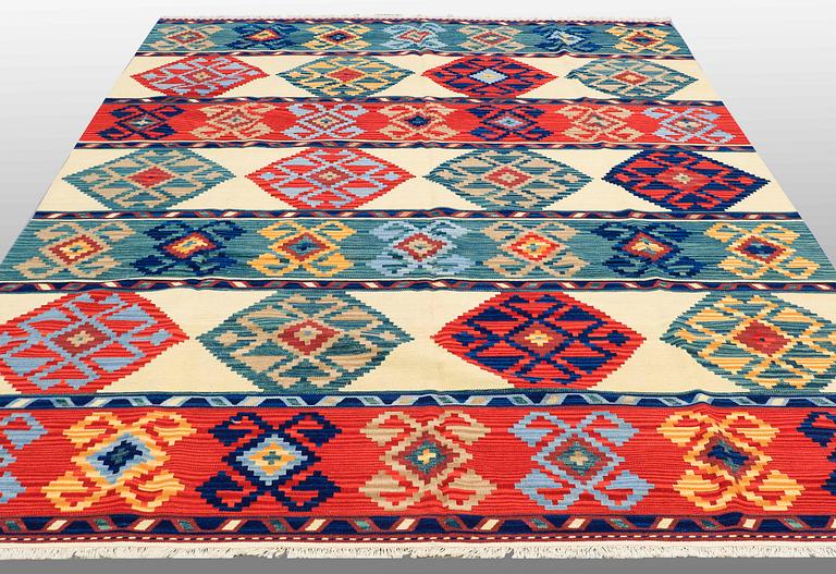 CARPET, Kilim Shiraz, ca 300 x 240 cm.