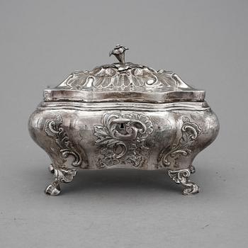 SOCKERSKRIN, silver. Lars Larson & Co, Göteborg 1848. Tidig nyrokoko. Vikt ca 368 gram.