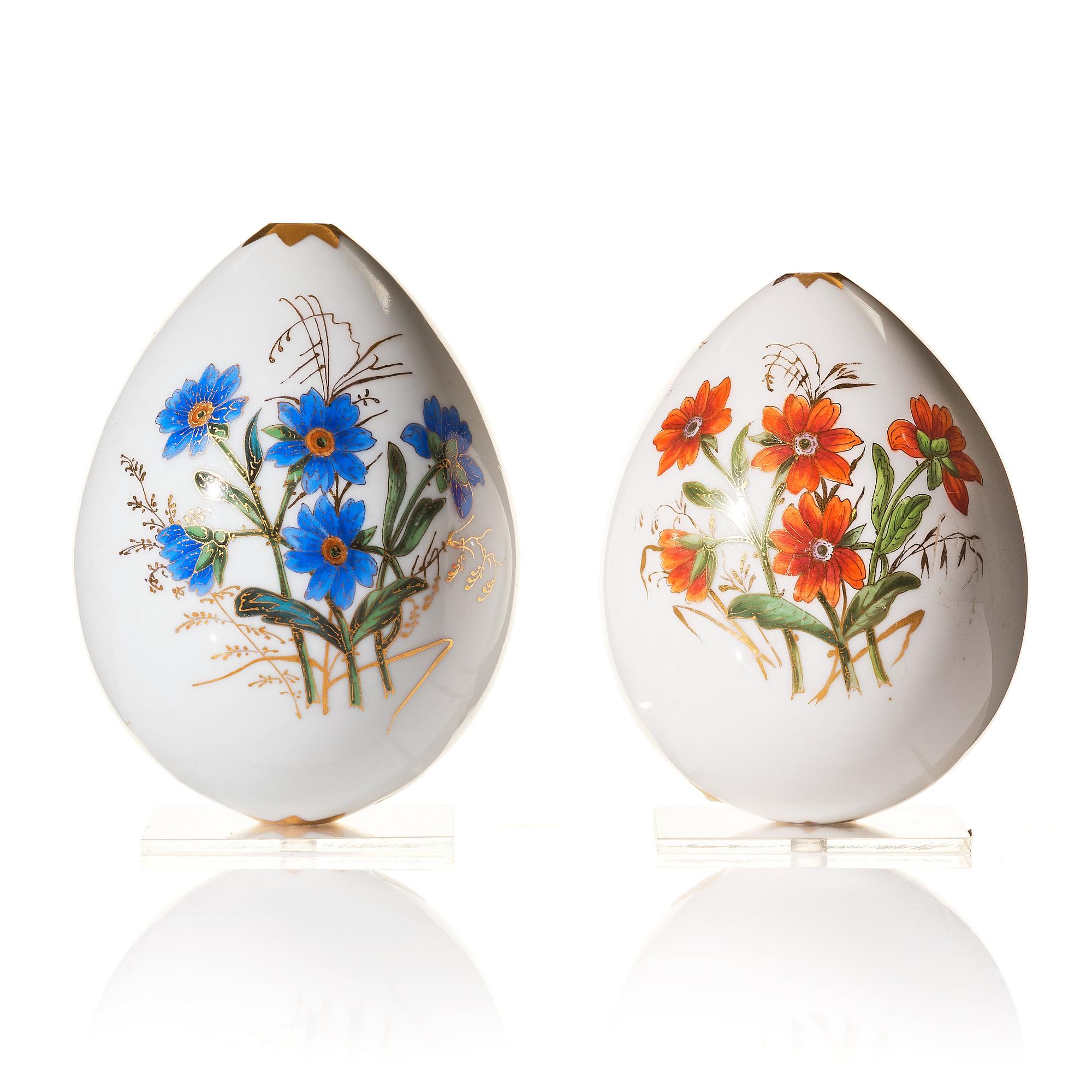 Ägg, två stycken, porslin. Omkring 1890-1900, troligen Kejserliga porslinsmanufakturen, St Petersburg.