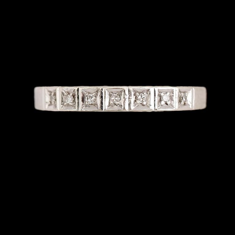 ALLIANSRING, 18 k guld, 7 diamanter, total vikt ca 4 g.