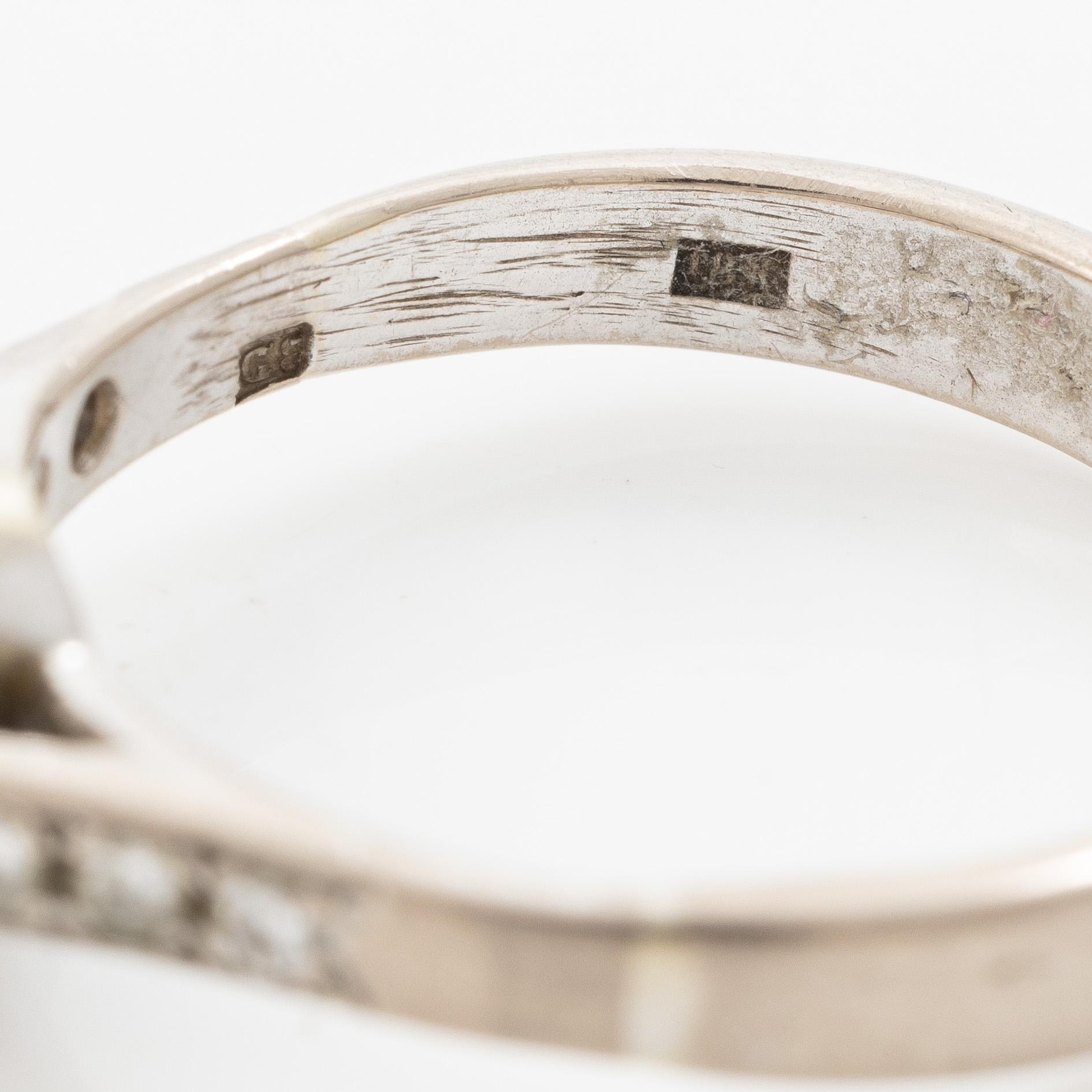 Ring in 18K white gold set with a brilliant-cut diamond.