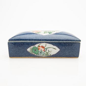 A lot comprising 3 pieces of porcelain, China, Qing dynasty, late 19th/20th century.