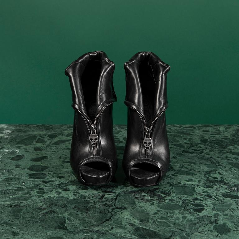 A pair of BOOTS by ALEXANDER MCQUEEN, in size 37.