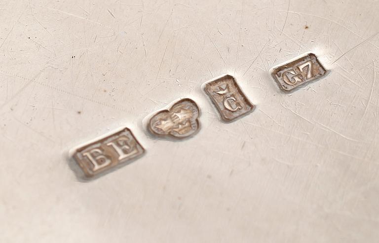 SAMLING SILVERFÖREMÅL, bla fat, saltströare, skålar, supkopp, dosa. Tot vikt 773 g.