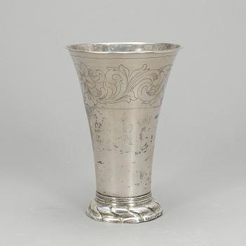 BÄGARE, silver, otydliga stämplar, 1700-tal. Vikt ca 302 gram.