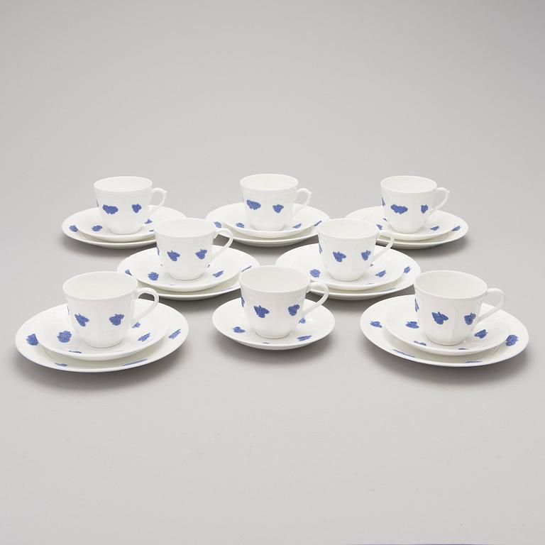 A 43-piece porcelain dinnerware set, "Blå blom", Gustavsberg.