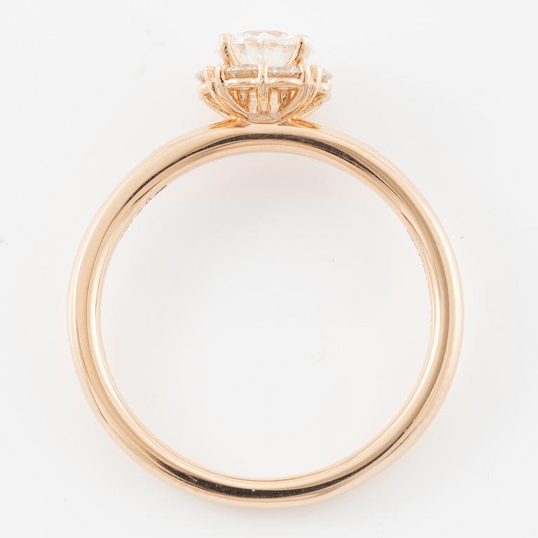 Ring 18K guld med briljantslipad diamant. Medföljande IGI report.