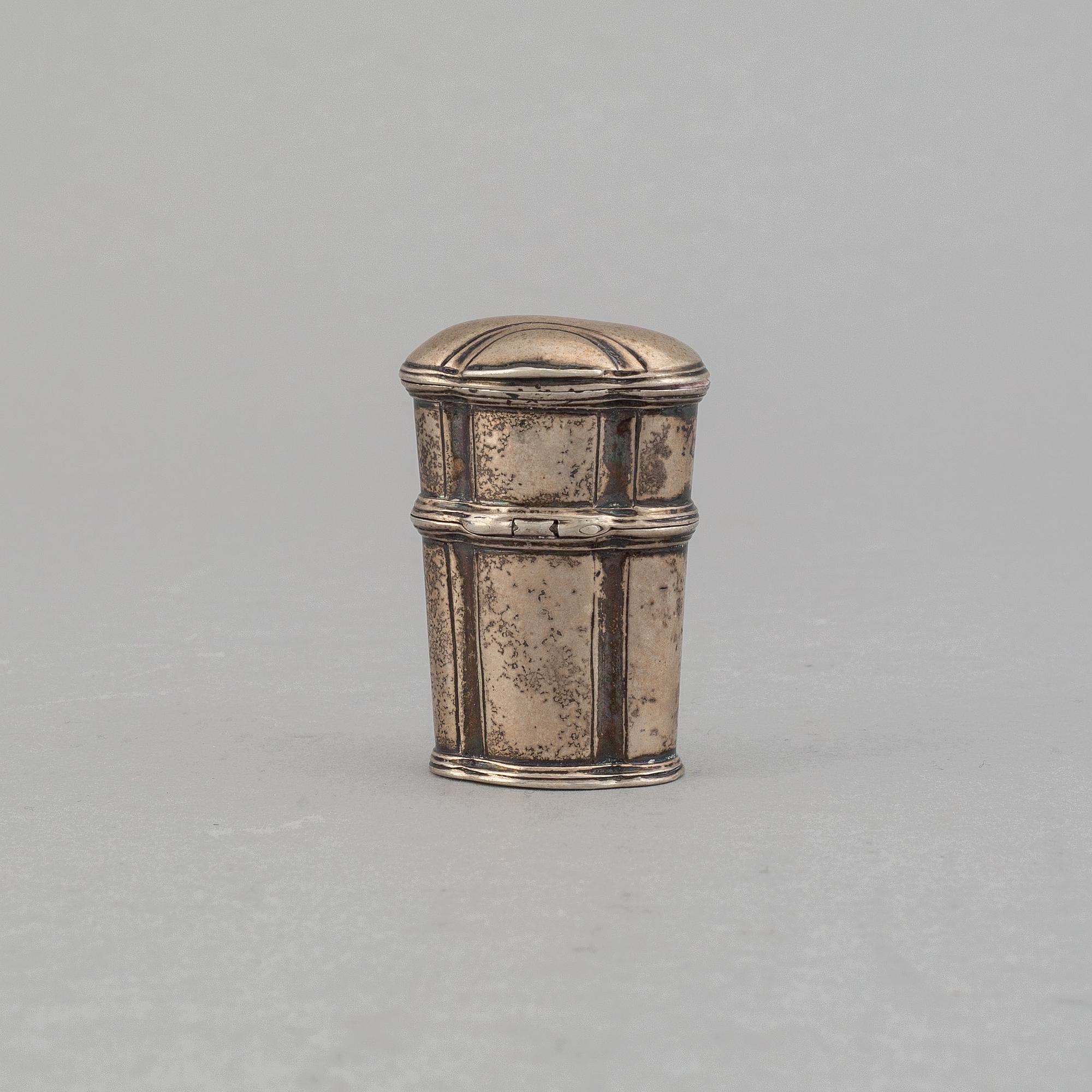 A silver snuff box, 18th century.
