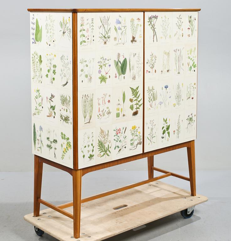 SKÅP, klädd med flora, troligen Svensk Möbelindustri, 1900-talets mitt.