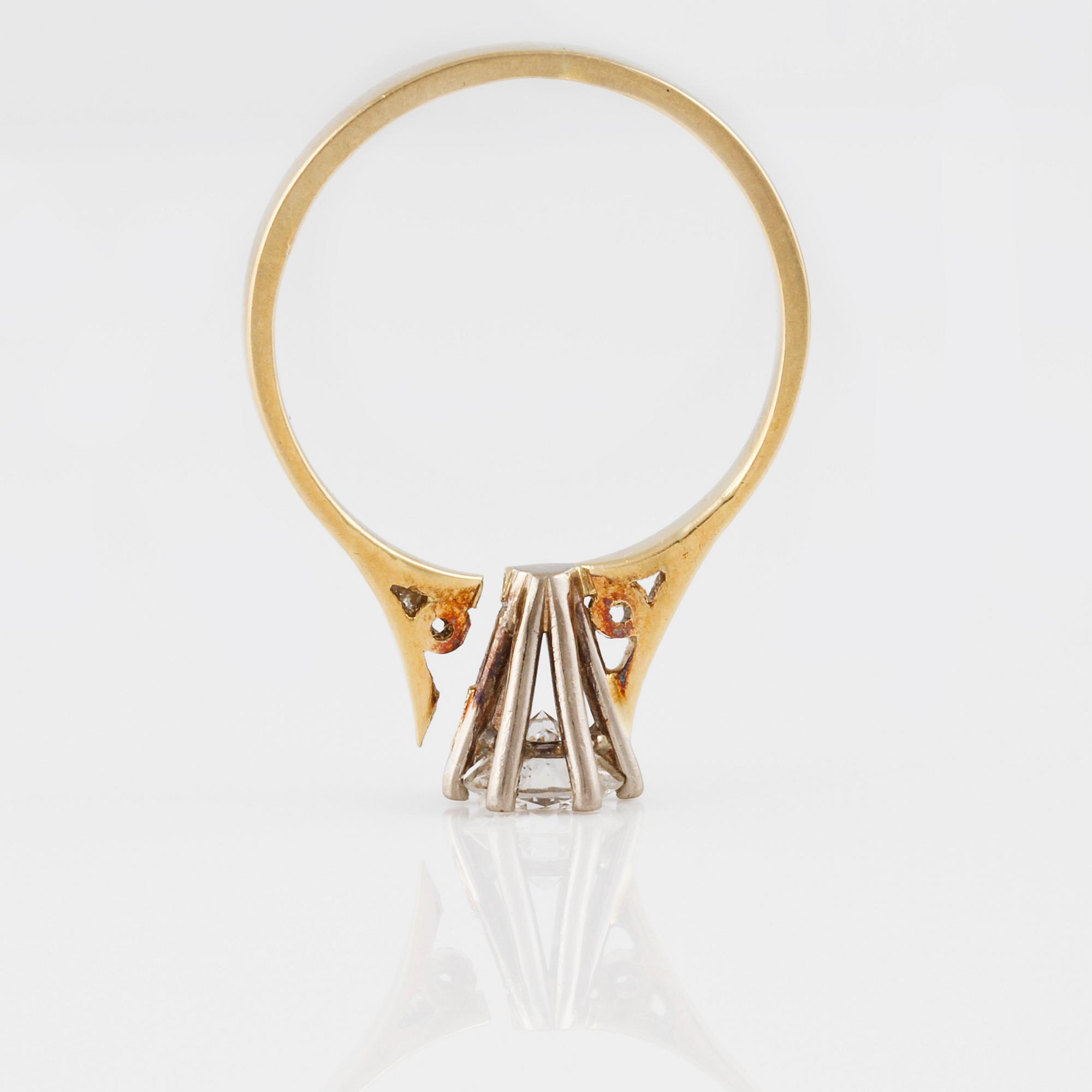 RING, 18K guld och vitguld med briljantslipad diamant 0.59. Vikt 3,2 gram.