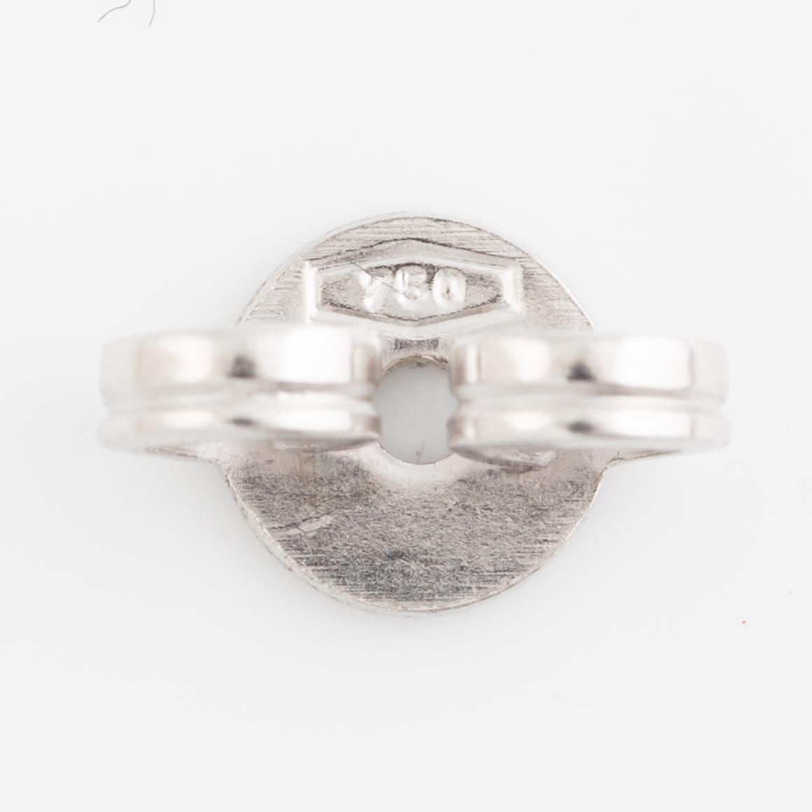 Earrings 18K white gold with colour-treated green brilliant-cut diamonds.