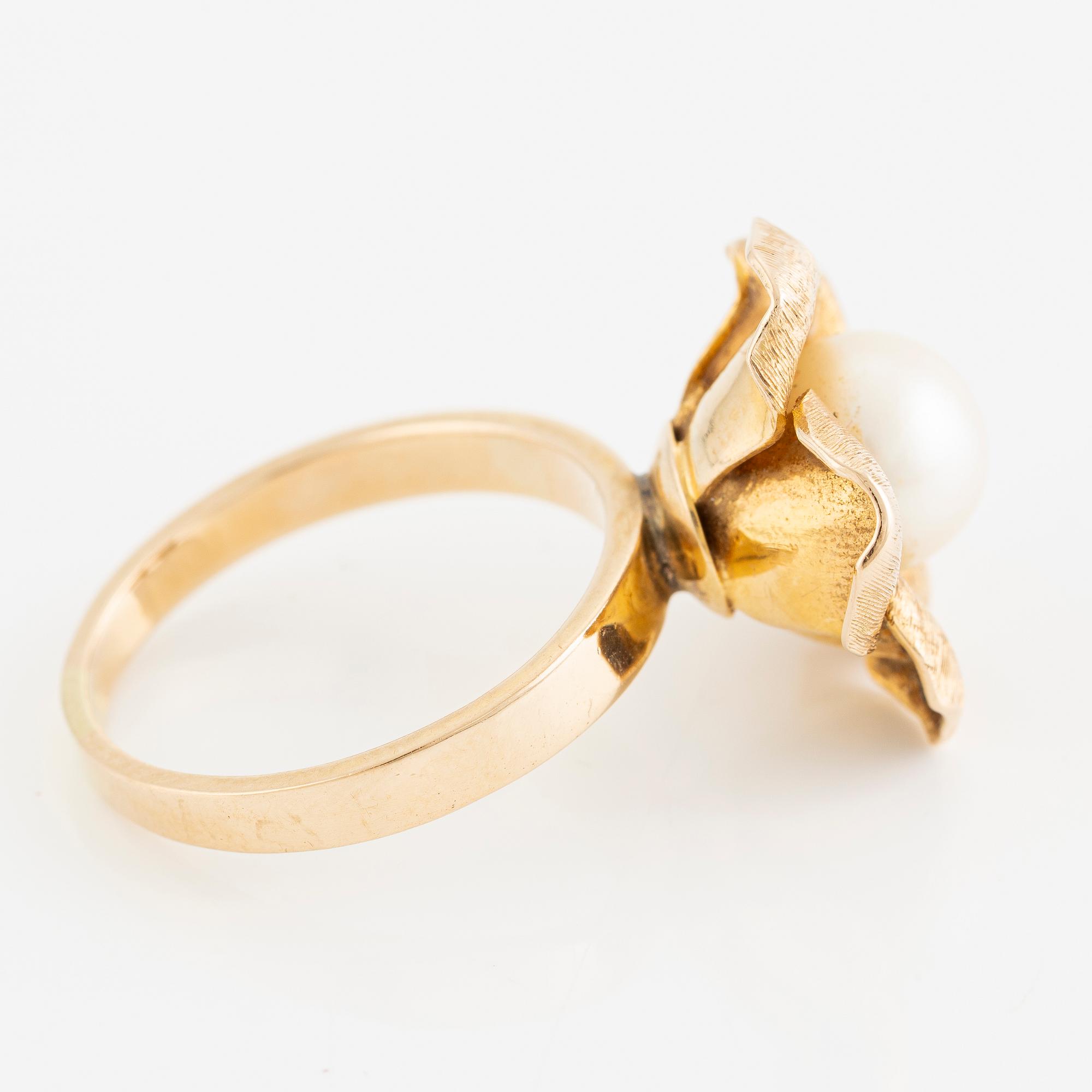Ring 14K gold with a cultured pearl.