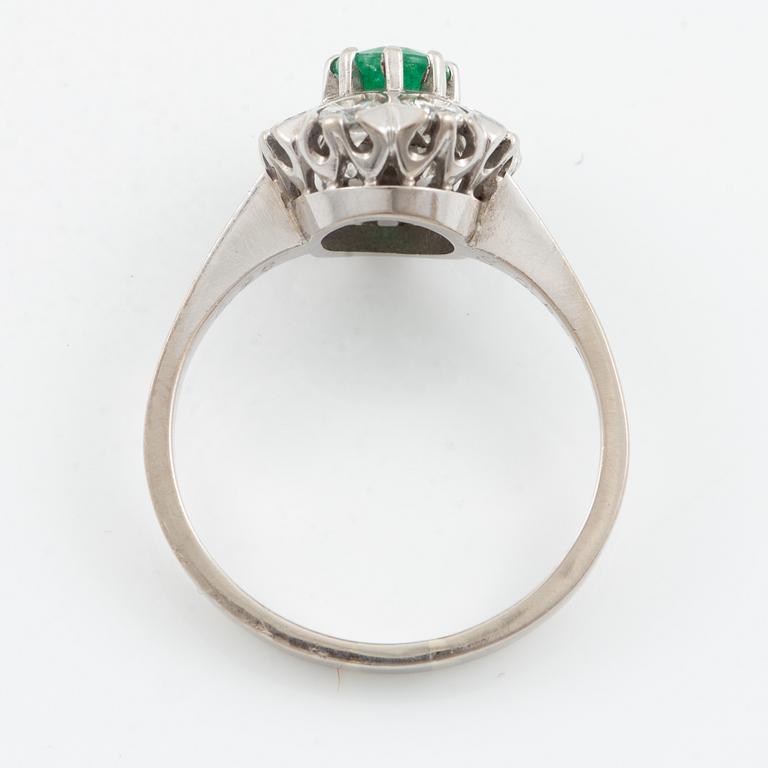 Ring, carmoséring 18K vitguld med smaragd och krans av briljantslipade diamanter.