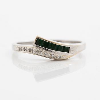 Ringar, 2 stycken, 18K vitguld med diamanter och smaragder.