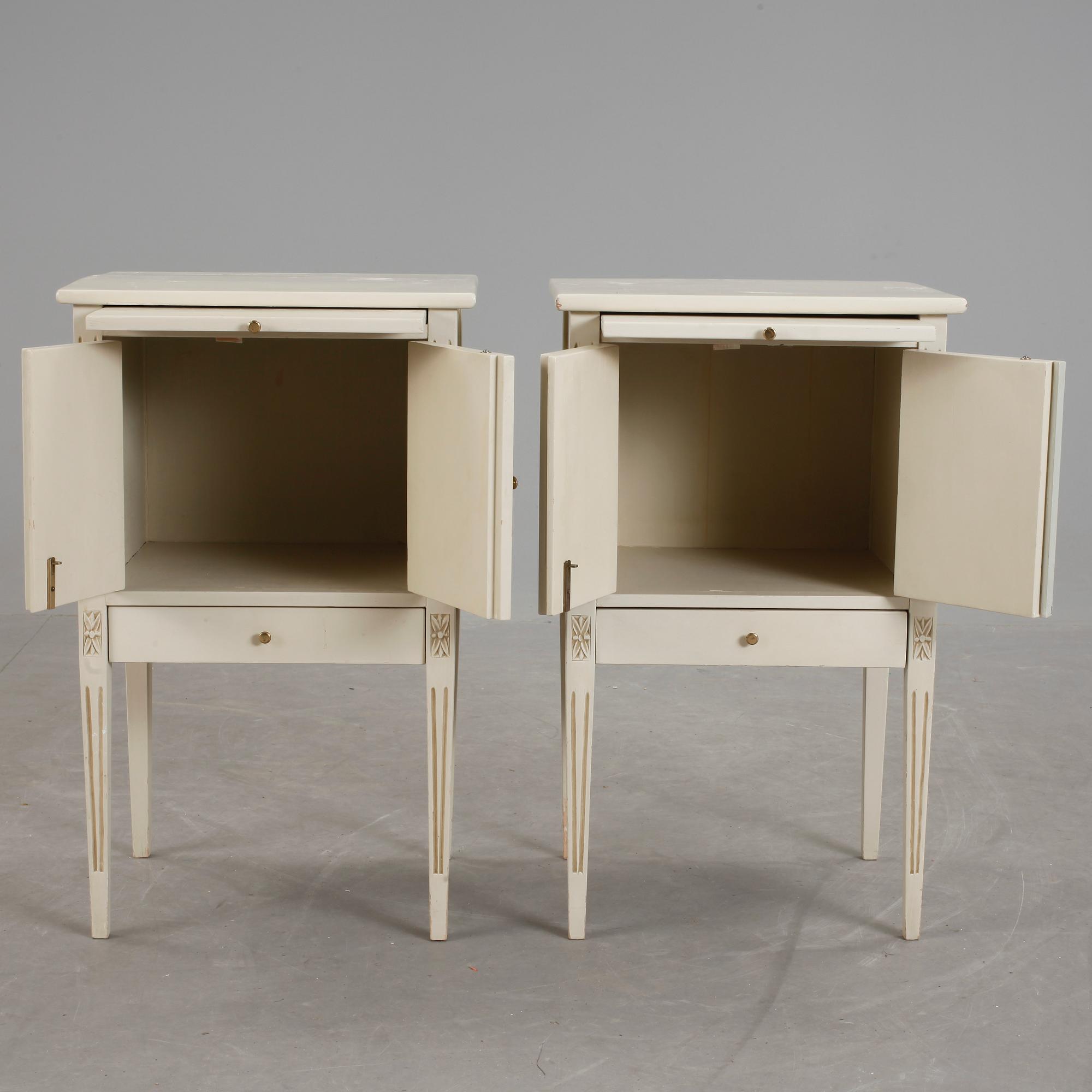 SÄNGBORD, ett par, gustaviansk stil, 1900-talets andra hälft.