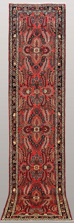 A runner, Hamadan, ca 376 x 86 cm.