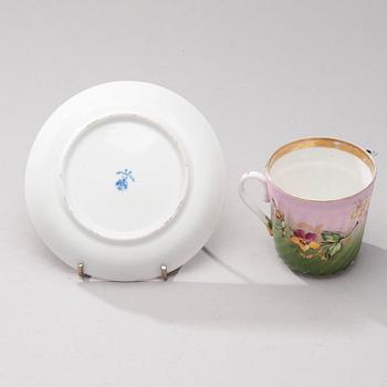 KAFFEKOPP MED FAT, porslin, Kuznetsov, 1875-1900.