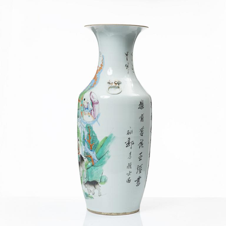 A Chinese porcelain vase, 20th century.