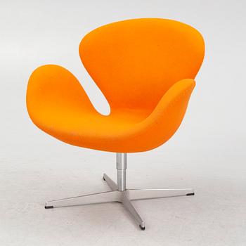 Arne Jacobsen, fåtölj, "Svanen", Fritz Hansen, Danmark, daterad 2005.