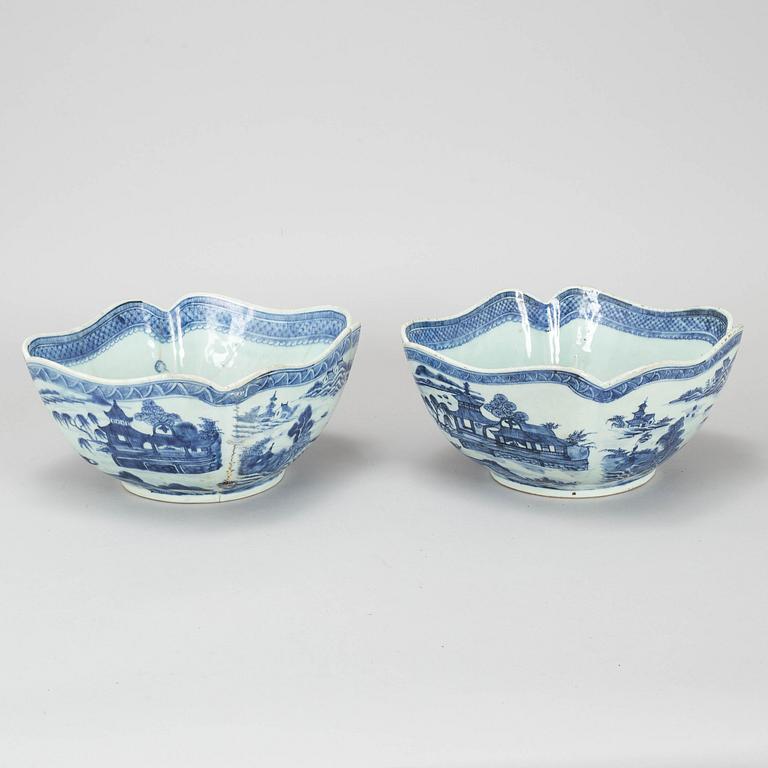 A blue and white saladiere, Qing dynasty, Qianlong (1736-95).