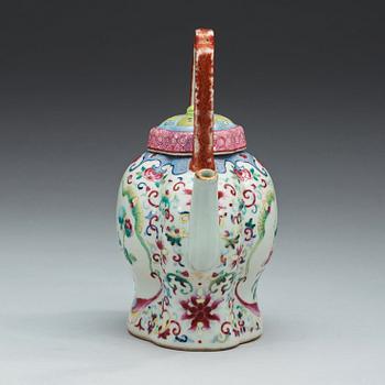 A famille rose teapot, Qing dynasty, 19th Century.