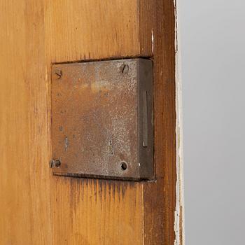 Drawer compartment with overhead cabinet, late 19th Century.