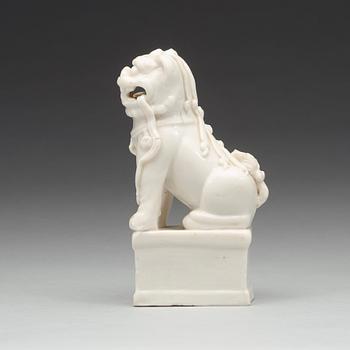 RÖKELSEHÅLLARE, blanc de chine. Qingdynastin, Kangxi (1662-1722).