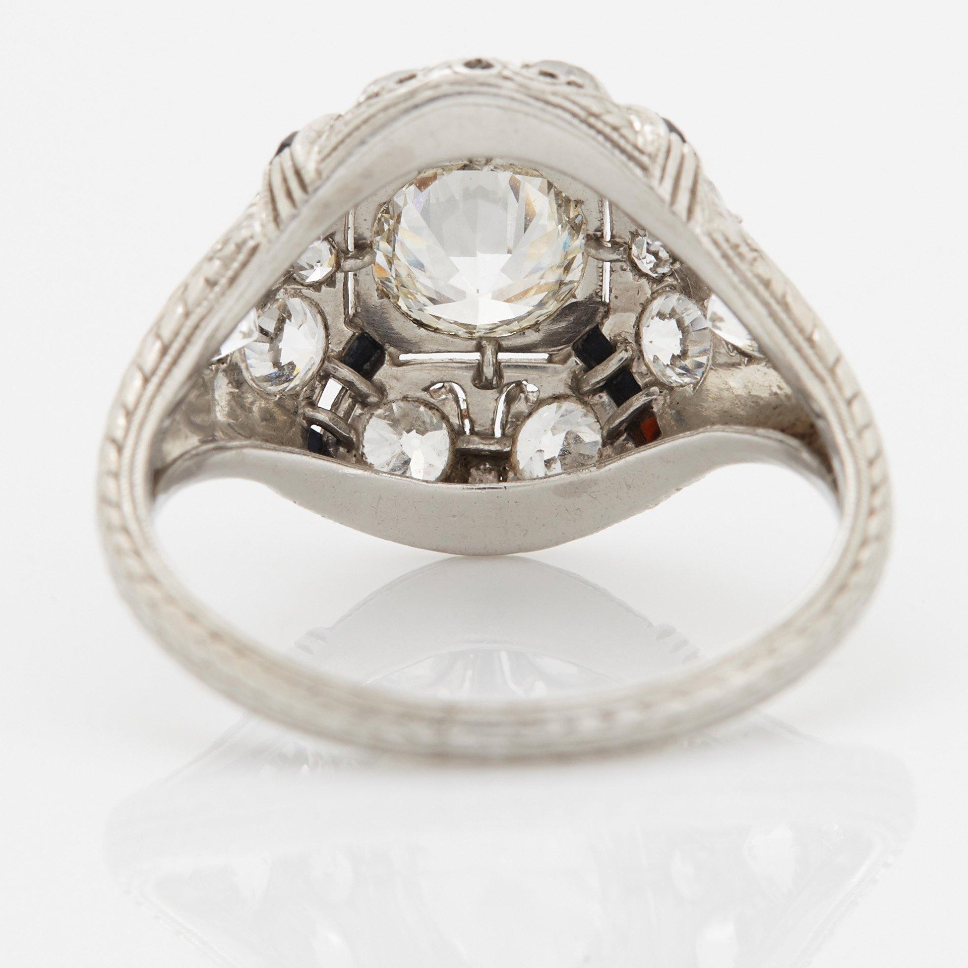 Ring platina med en gammalslipad diamant vikt ca 0.80 ct kvalitet ca H/I i.