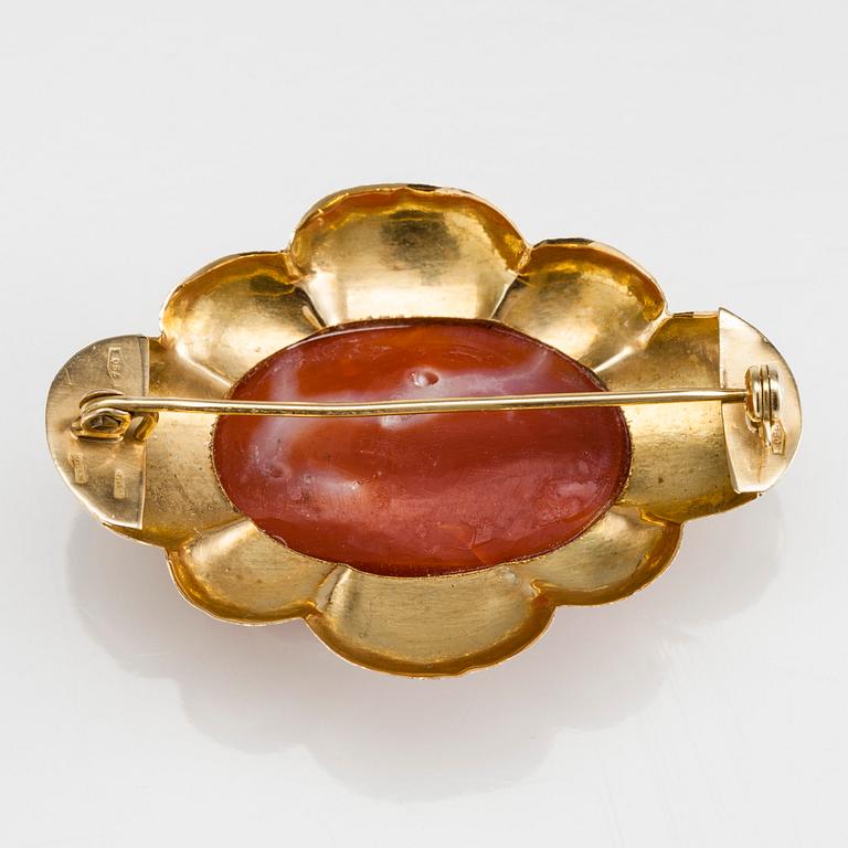 BROSCH, guld 18K och cabochonslipad korall, Italien 1900-talets början.
