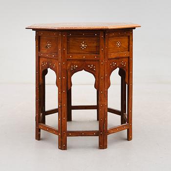 BORD, orientaliskt, 1900-tal.