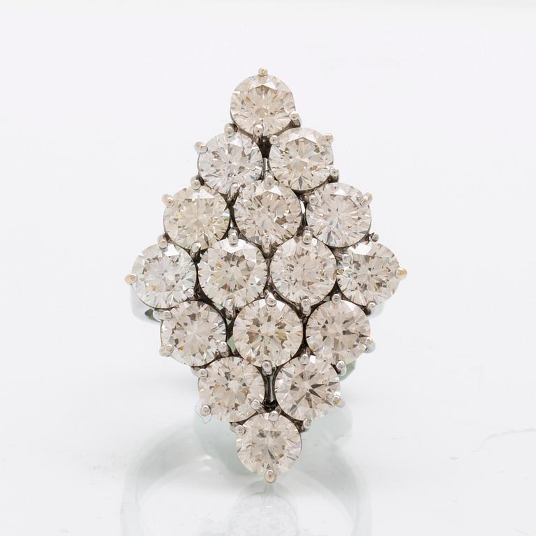An 18K white gold and diamond ring, approx. 11.2 ct.