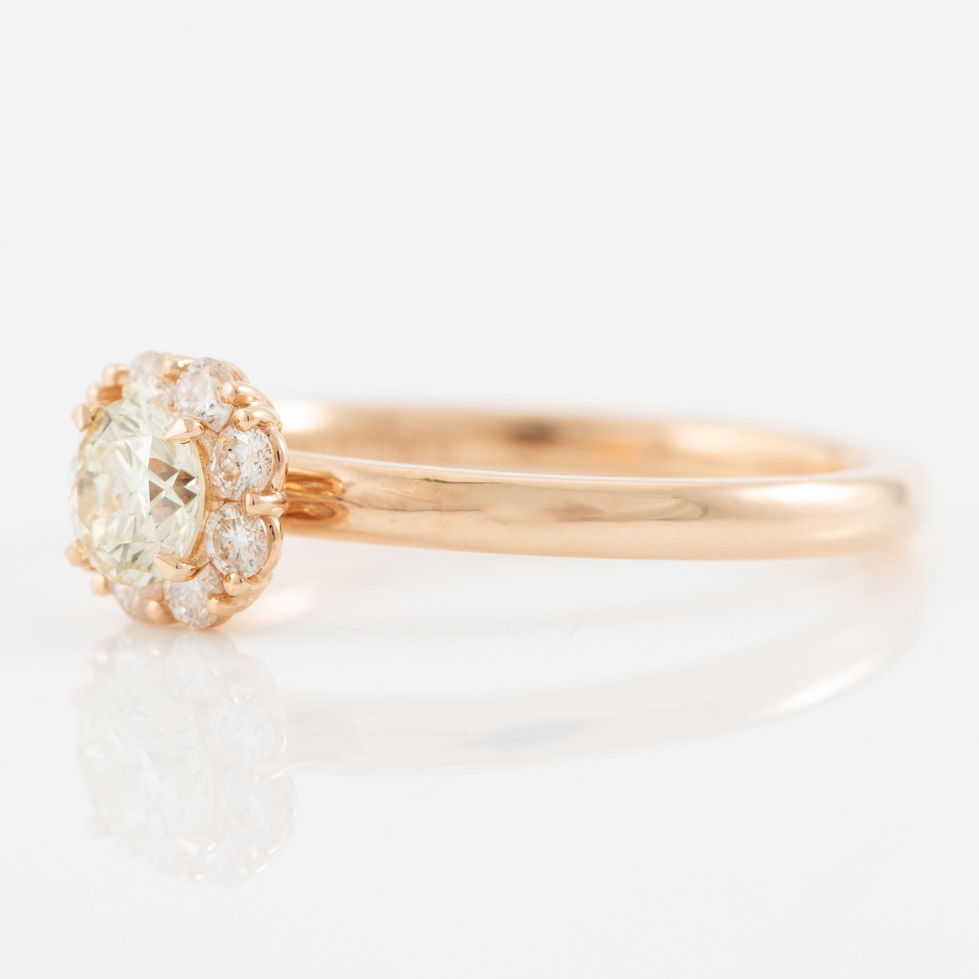 Ring in 18K gold set with brilliant-cut diamonds.