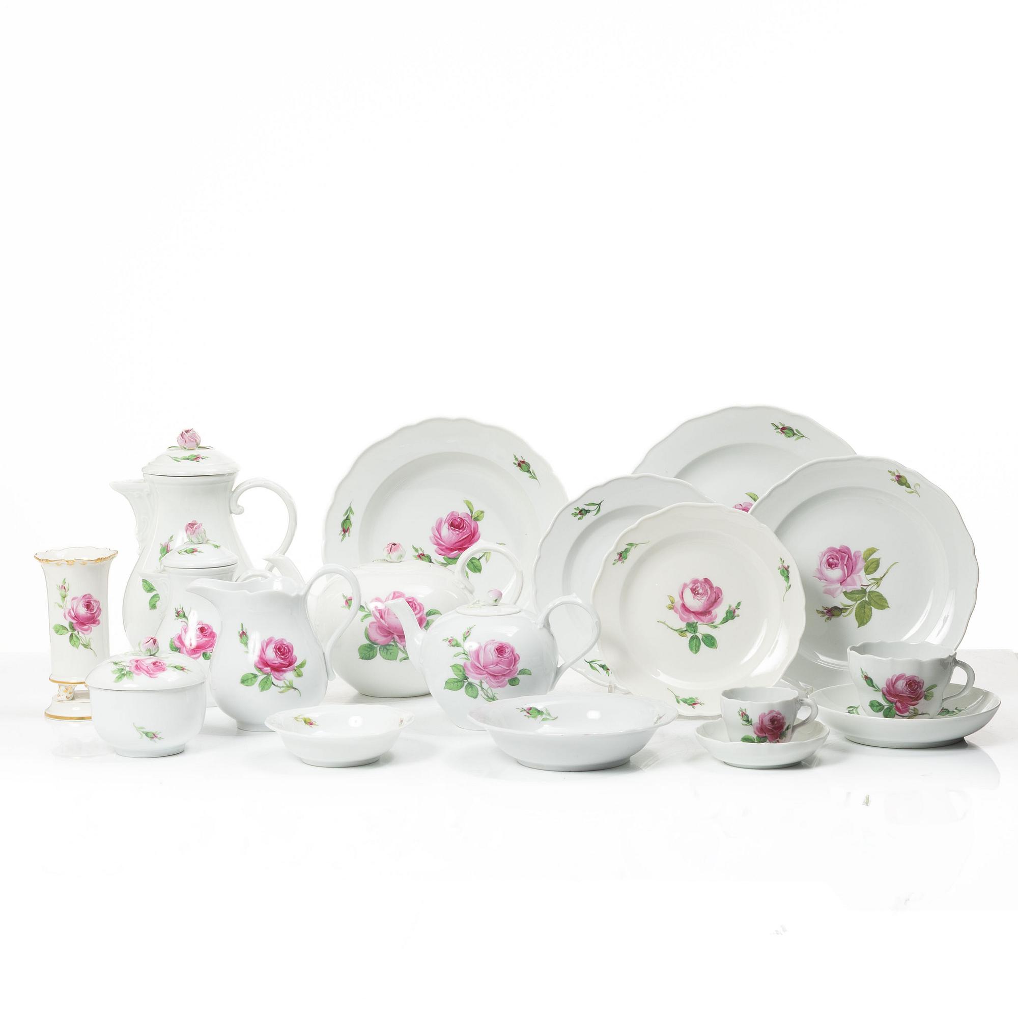 Meissen, Tea and coffee service, approx. 93 pieces, porcelain, “Meissen Rose” (Rote Rose/Meissener Rose).
