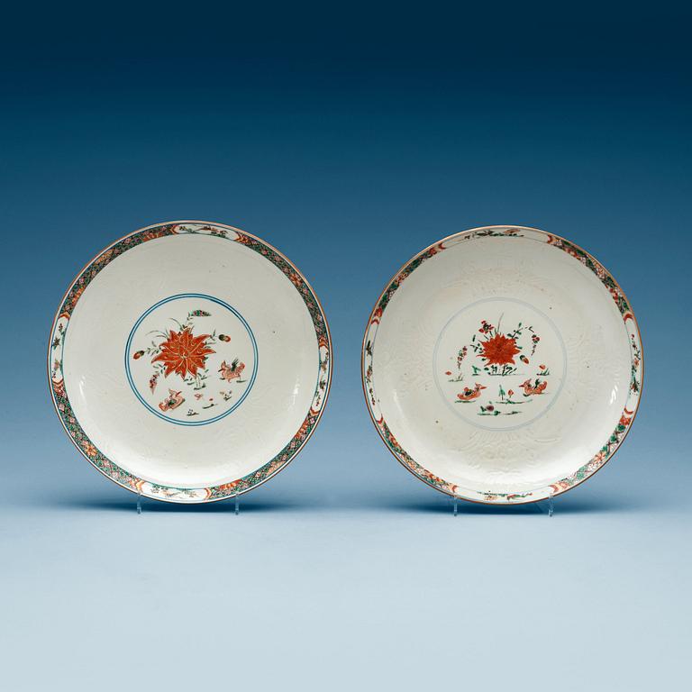 A pair of famille verte dishes, Qing dynasty, Kangxi (1662-1722).