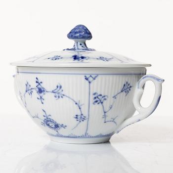 Royal Copenhagen, buljongkoppar med lock och fat, 8 st, "Musselmalet", Danmark, 1958-64.