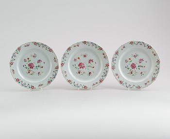 TALLRIKAR, 3 st, porslin, Kina, Qianlong 1736-1795.