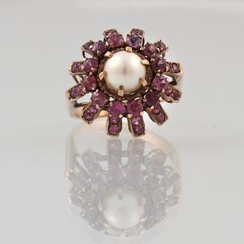 RING, 14K guld med odlad pärla och rosa safirer. Vikt 4,3 gram.