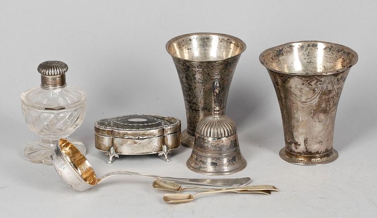 PARTI SILVER, 7 delar, bla JP Grönvall, Stockholm, 1830/32 samt Mappin & Webb 1910-tal. Tot vikt ca395g, exkl oljelampa.