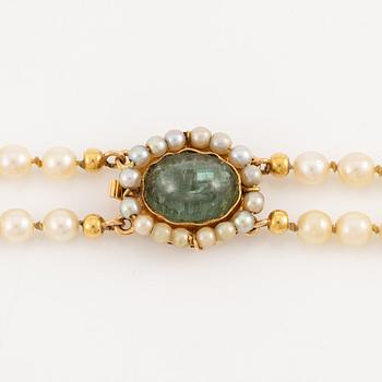 Pärlcollier, tvåradigt med doserade odlade pärlor, lås 18K guld med cabochonslipad grön turmalin och pärlor.
