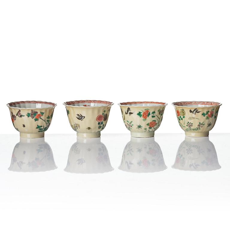 Koppar med fat, fyra stycken, porslin. Qingdynastin, Kangxi (1662-1722).