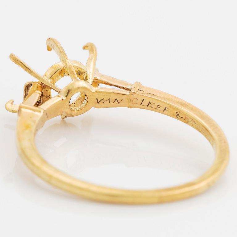An 18K gold ring set with a round brilliant-cut diamond weight 3.30 cts quality E vs2.