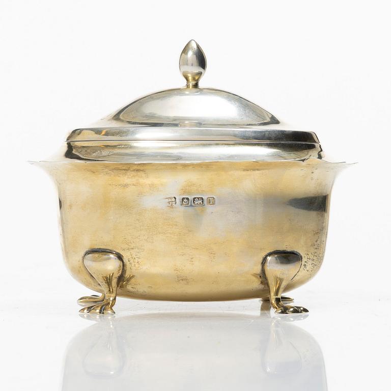 Arthur & John Zimmerman, skrin med lock, förgyllt silver, Birmingham, England 1910.