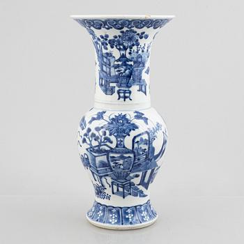 A Chinese blue and white porcelain vase, late Qing dynasty.