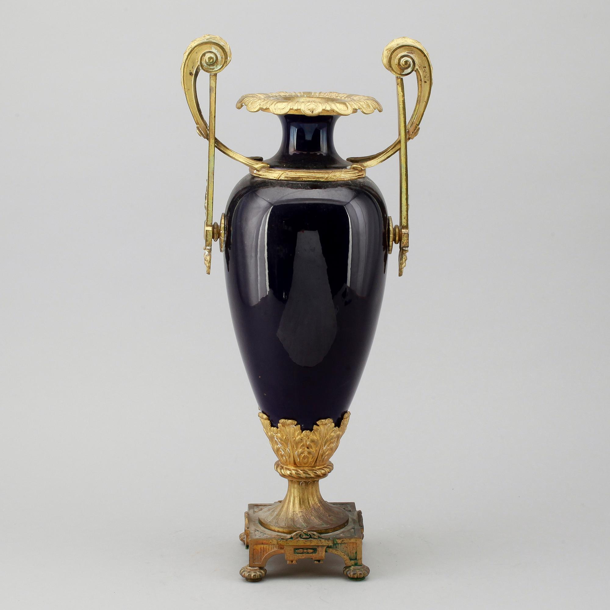 VAS, brons och porslin, gustaviansk stil, omkring år 1900.