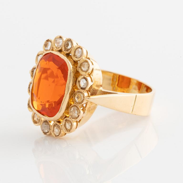 Ring in 18K gold with a fire opal and rose-cut diamonds.