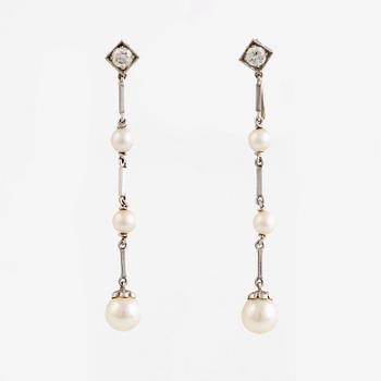 Earrings, a pair, with brilliant-cut diamonds and pearls.