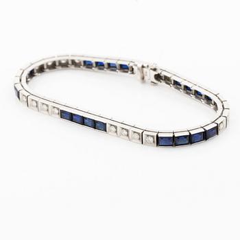 Arm bracelet, 14K white gold with sapphires and brilliant-cut diamonds.